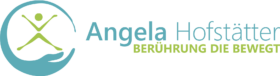Das Logo von Angela ist in den Farben Blau und Grün gehalten. Es besteht aus einem Signet und Text. Das Signet zeigt eine geschwungene, türkisblaue Linie in Form eines Kreises. Im Kreis ist schematisch in hellgrün ein Mensch abgebildet, der die Arme und Beine zur Seite streckt und an den Buchstaben "X" erinnert. Rechts neben dem Signet steht der Name "Angela Hofstätter" in türkisblau und darunter "Berührung die bewegt" in hellgrün.