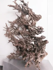 Holzelement auf Sockel