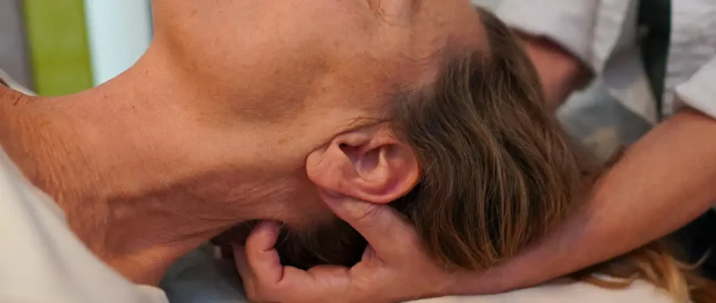 Angela Hofstätter therapiert eine Kundin mittels Craniosacral